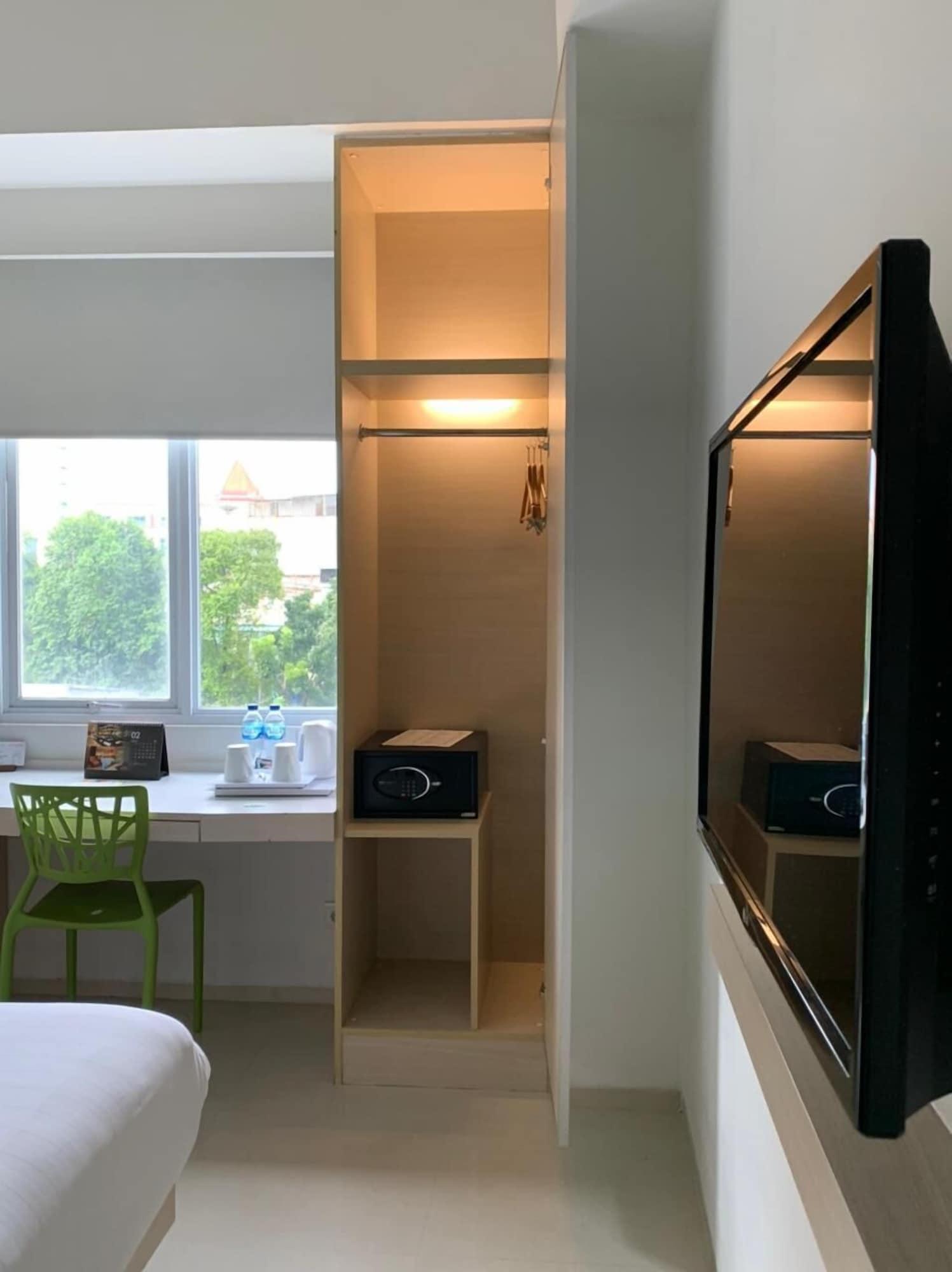 Zuri Express Mangga Dua Hotel Jakarta Exterior photo