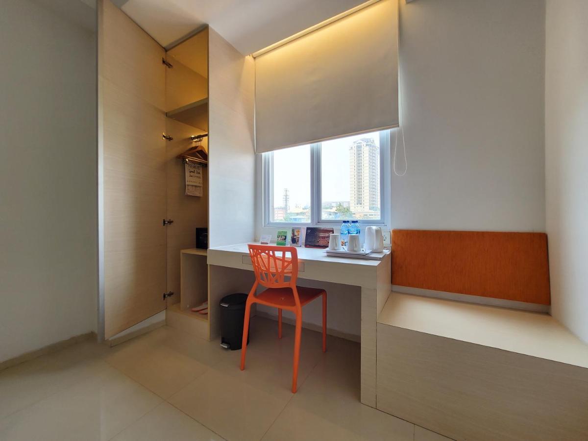 Zuri Express Mangga Dua Hotel Jakarta Exterior photo