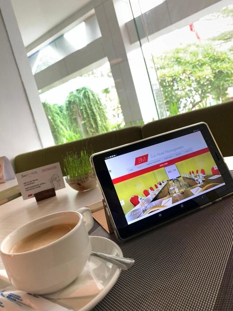 Zuri Express Mangga Dua Hotel Jakarta Exterior photo